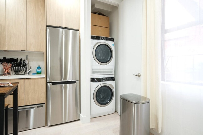 Building Photo - 402 E 11th St