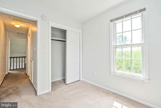 Building Photo - 2406 S Walter Reed Dr