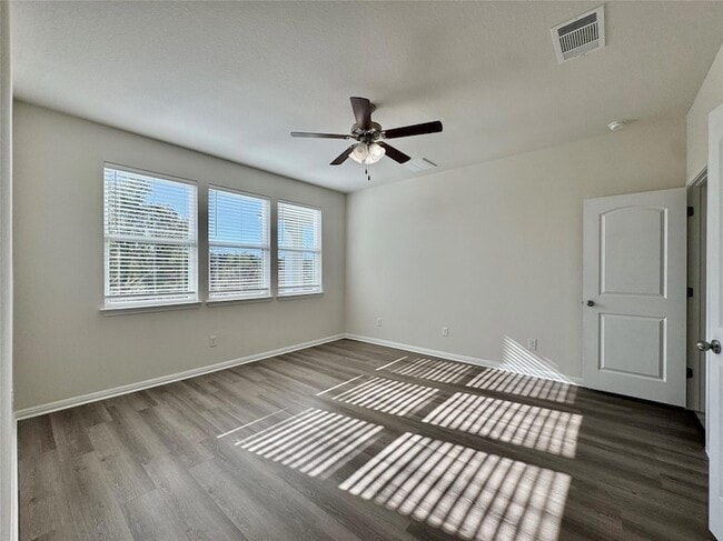 Building Photo - 320 La Escalera Dr