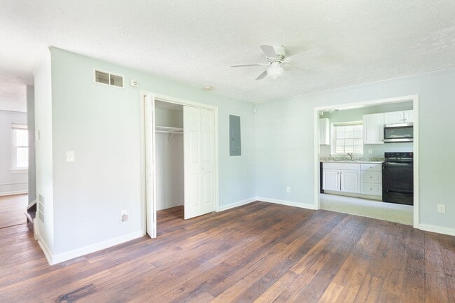 Building Photo - Spacious 3bd/2ba On Quiet Street Minutes F...