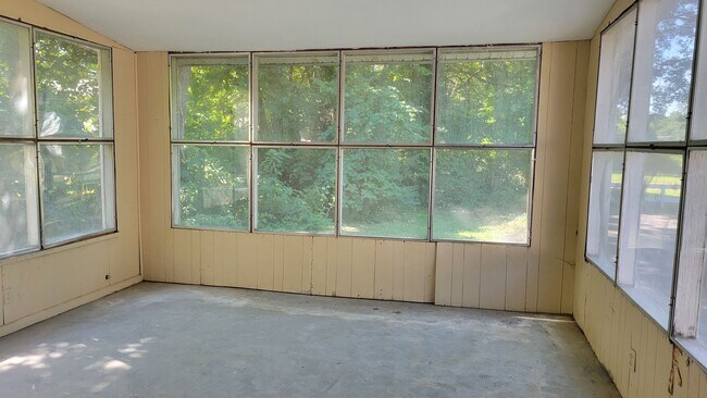 Building Photo - PRE-LEASING!! AVAILABLE JUNE 10TH! 3 Bedroom/1 Bathroom House