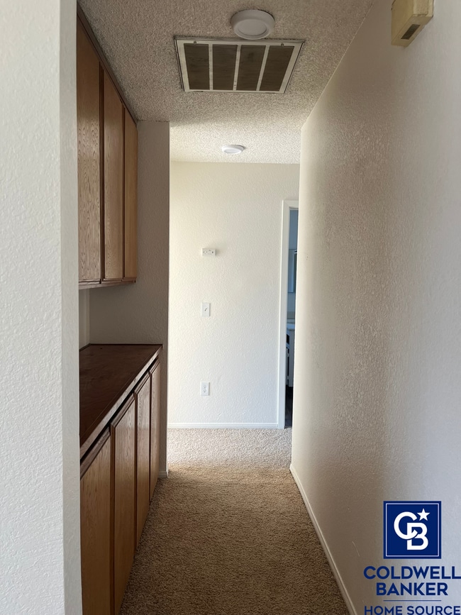 Building Photo - 4 Bedrooms 2 Bathroom home available in Victorville!!