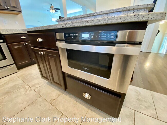 Building Photo - 3 br, 3.5 bath House - 4450 Lookout Road #B