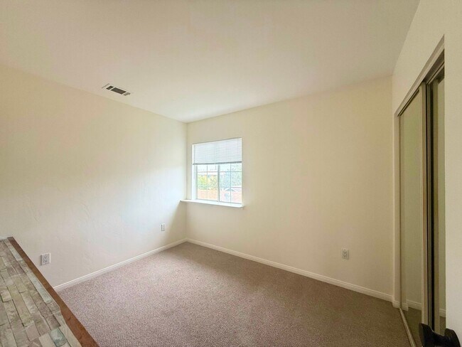 Building Photo - Welcome to This Charming 3BR/2BA Ocean Beach Coastal Home