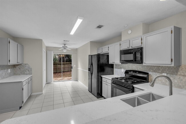 Building Photo - 10 Treadwell Ct