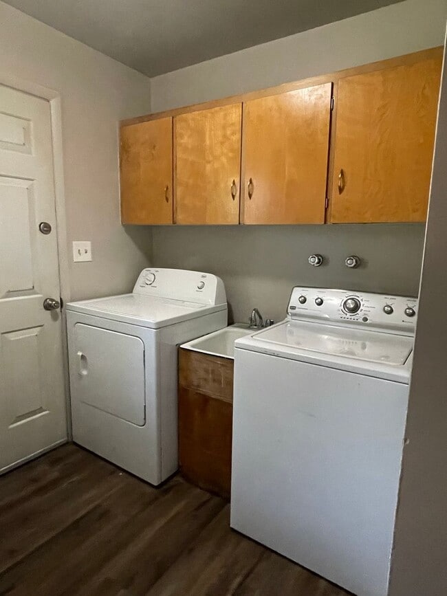 Building Photo - STUDENTS WELCOME! Sprawling Ranch Style 3 Bedroom 3 Bath Home w/ finished basement in Midtown For...