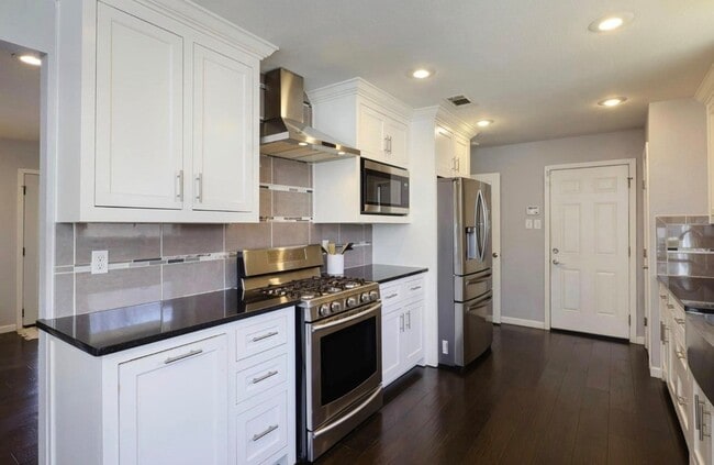 Building Photo - 10282 Vinemont St