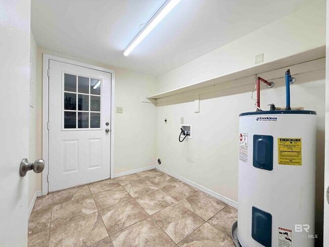 Building Photo - 233 Ridgewood Dr