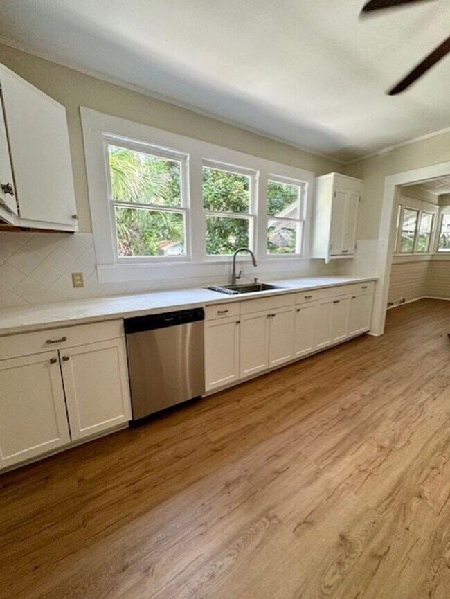 Building Photo - THREE BEDROOM, TWO BATH