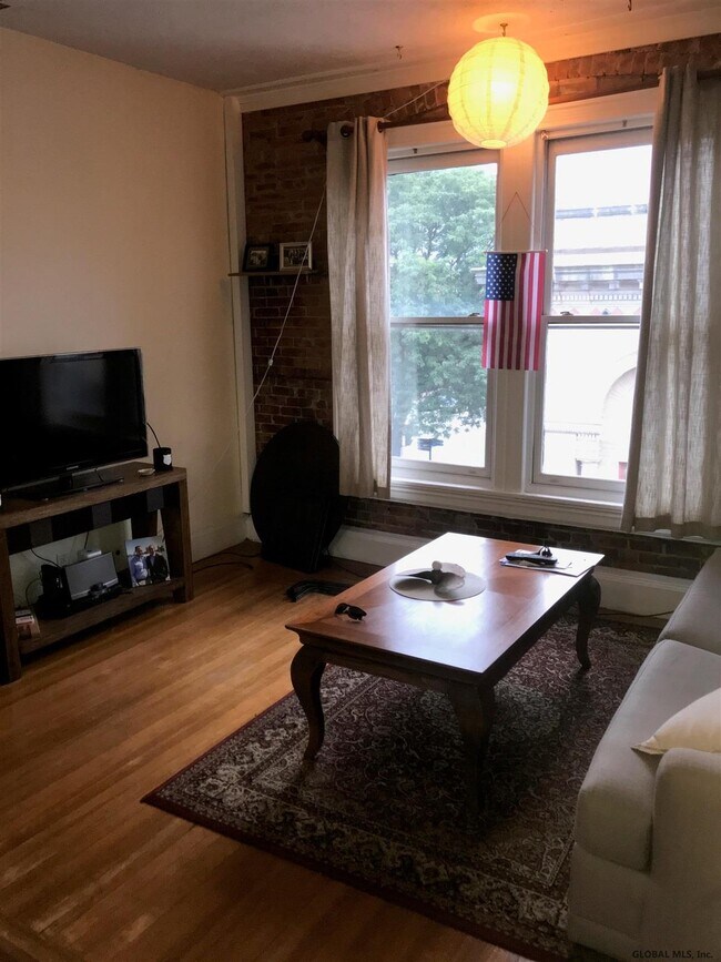 Building Photo - 487 Broadway