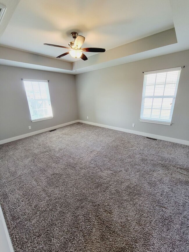Building Photo - Luxuary in River Pointe Subdivision - Ozark!