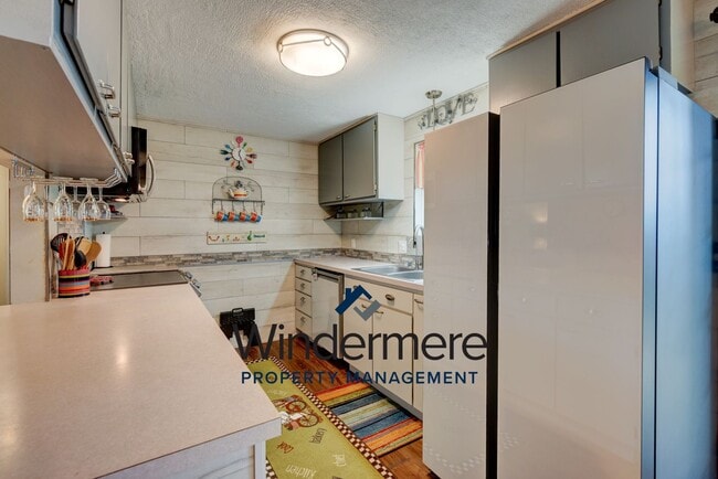 Building Photo - Fully-Furnished Cozy 3 Bedroom Home - (Sho...