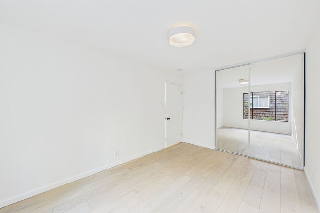 Building Photo - Quiet, light-filled 2BR condo with a private south-facing deck,