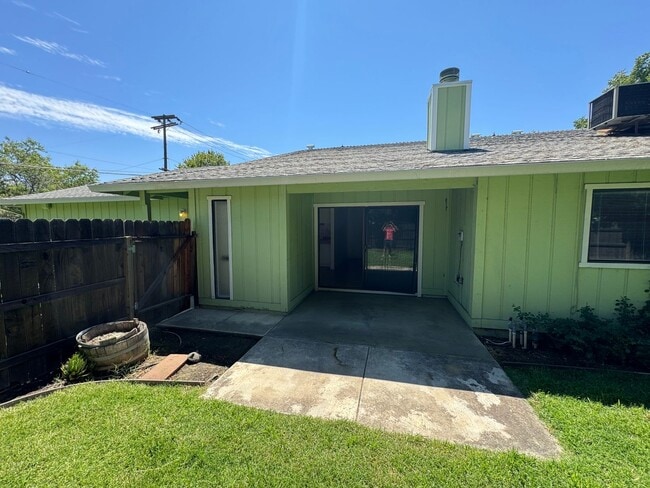 Building Photo - 3 bedroom 2 bathroom | House in Tahoe Park
