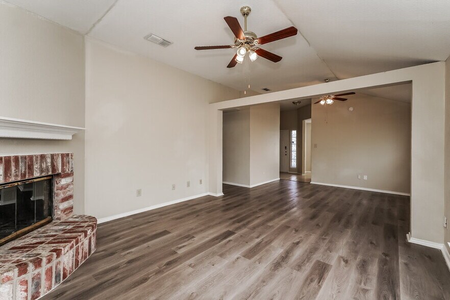 Building Photo - 4001 Periwinkle Dr