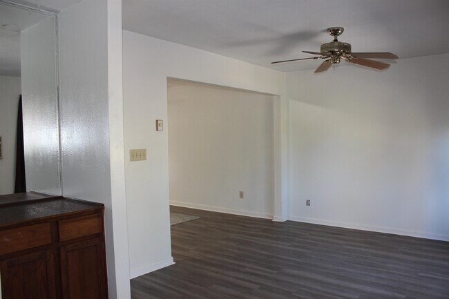 Building Photo - 409 Westwood Dr