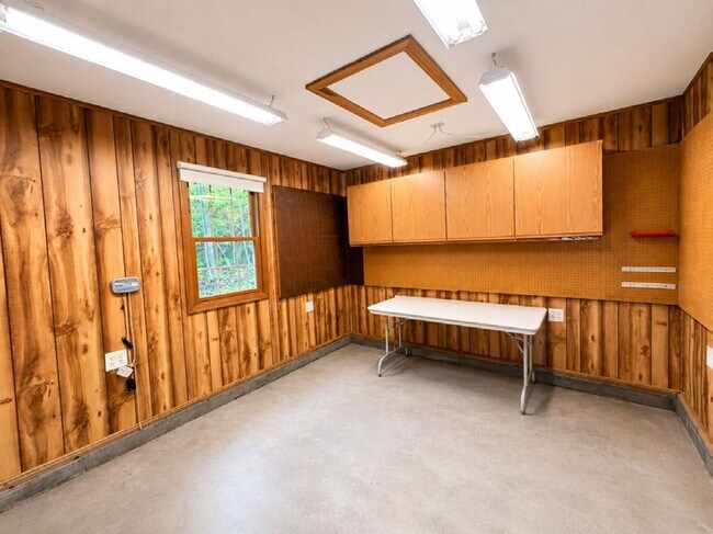 Building Photo - GORGEOUS 3 BEDROOM HOME ON WEST SIDE OF TRAVERSE CITY