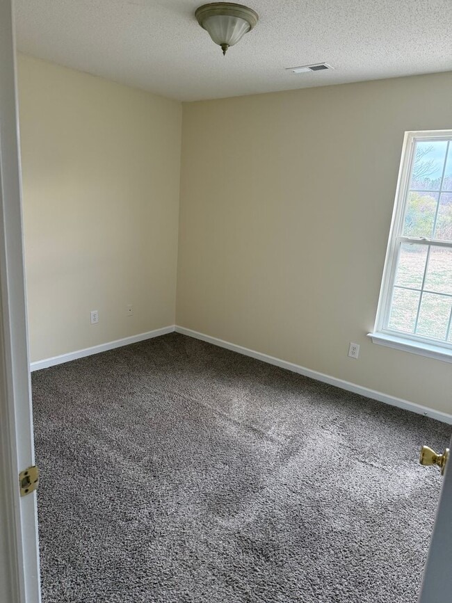 Building Photo - Stunning Country Home