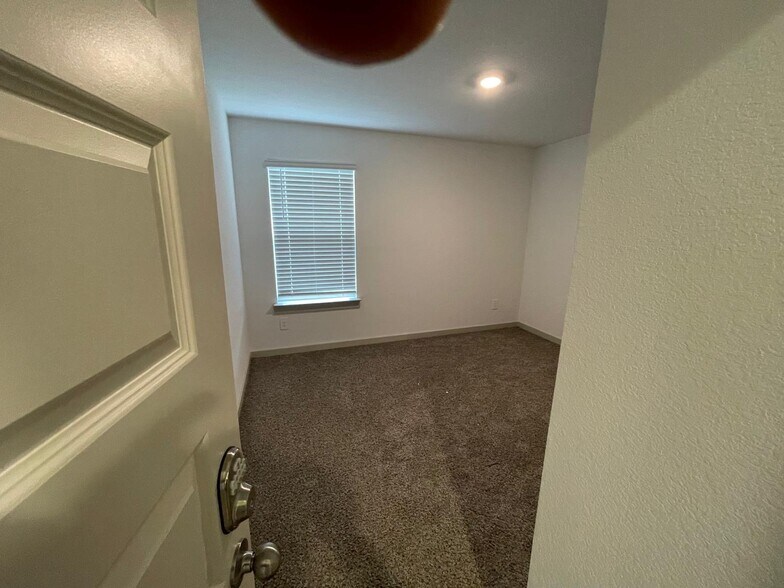 Building Photo - 7015 Sunbreeze Ln