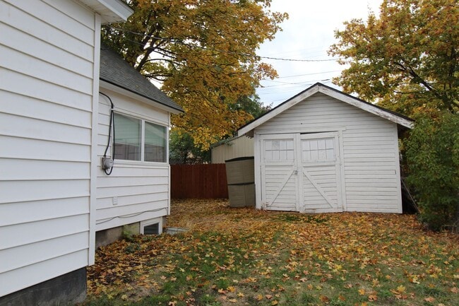 Building Photo - 4711 N Regal St