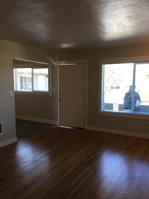 Building Photo - Remodel Hardwood Floors, Quartz, SS Appli,...