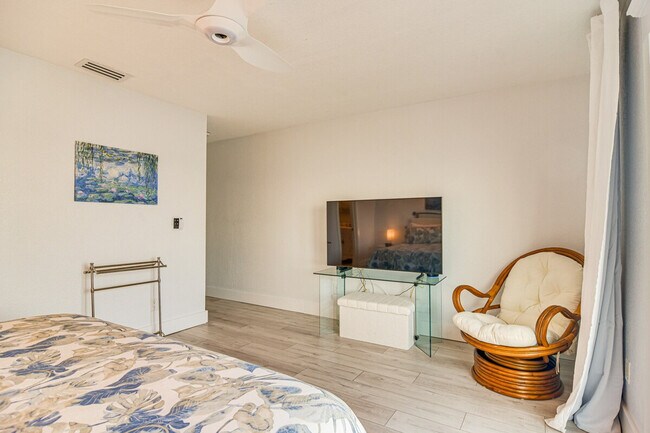 Building Photo - 5172 Coquina Key Dr SE