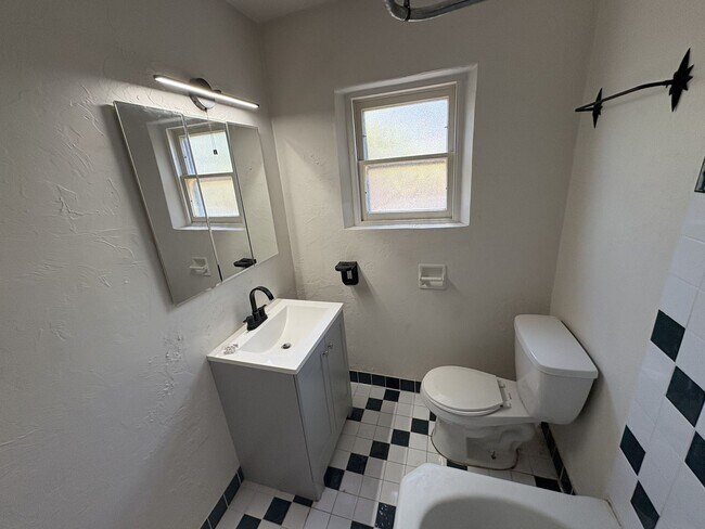 Building Photo - Central Tucson charming historic adobe home
