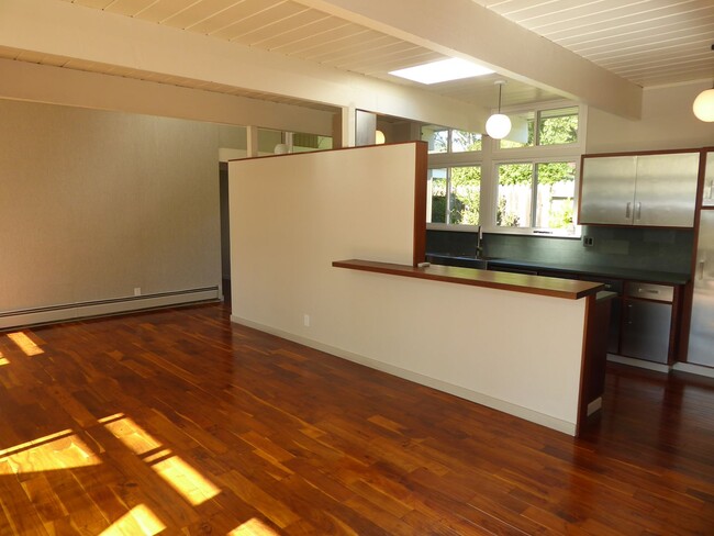 Building Photo - THREE BEDROOM / TWO BATH EICHLER HOME IN G...