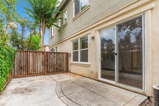 Building Photo - Modern 4 Bed Home with Office, AC, Garage,...
