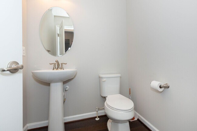 Building Photo - 5 Bed, 4.5 Bath Single Family Home in Step...