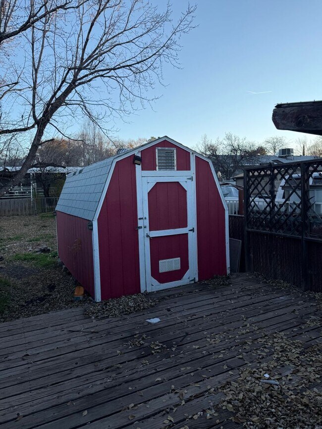 Building Photo - Corner Home with Willow Lake View