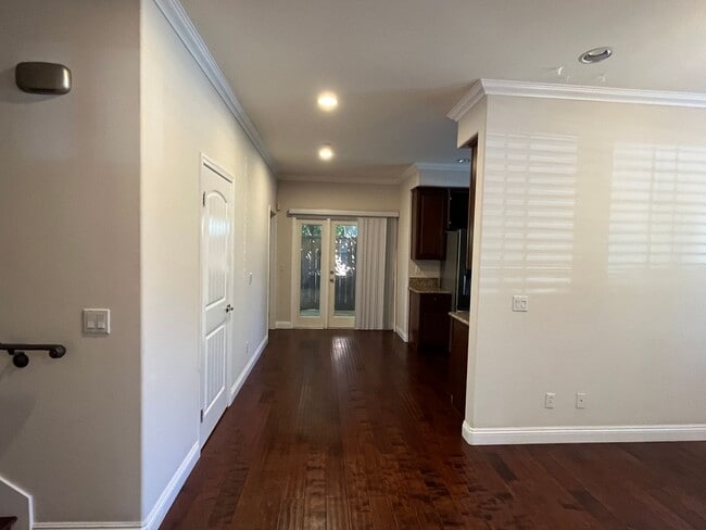 Building Photo - Beautiful Four Bedroom Townhouse in Pasadena