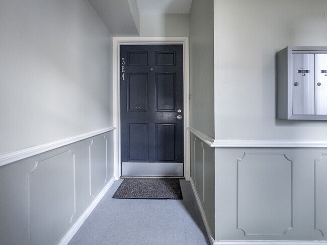 Building Photo - 384 N Post Oak Ln