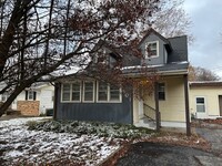 Building Photo - 3 Bedroom 2 bath House Available for Move ...