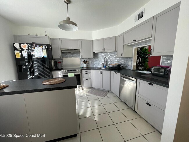 Building Photo - 4890 Lake Waterford Way W