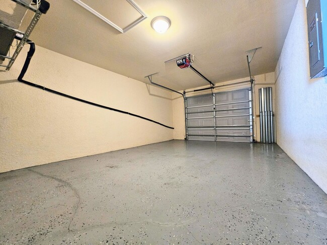 Building Photo - Stunning 3 Bed / 2 Bath Duplex w/ Garage –...