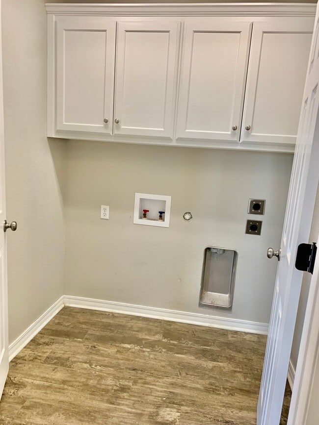 Building Photo - 2 Bed 2 Bath Duplex!