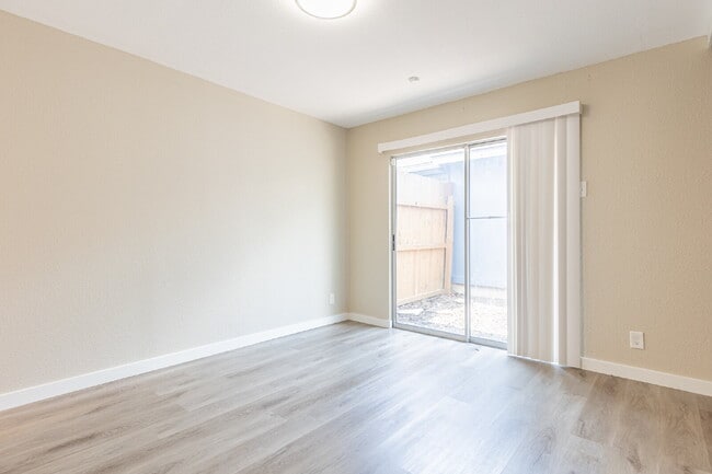 Building Photo - 1366 Bayou Dr