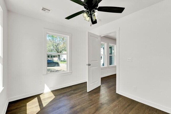 Building Photo - Stunning 3-Bedroom Home with Modern Upgrades in Tulsa