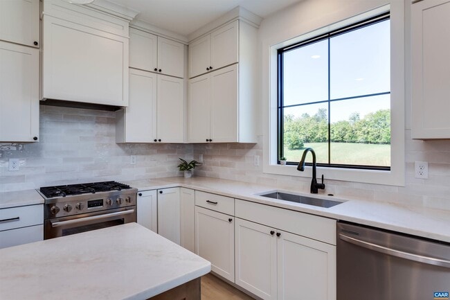 Building Photo - 91 Willow Creek Dr