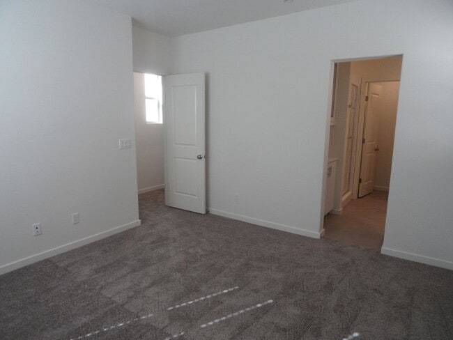 Building Photo - 4BR 3BA two-story condo with 2 Car Attache...