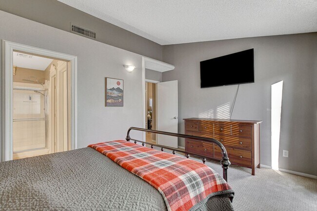 Building Photo - Fully Furnished 1-Story Home for Rent in t...