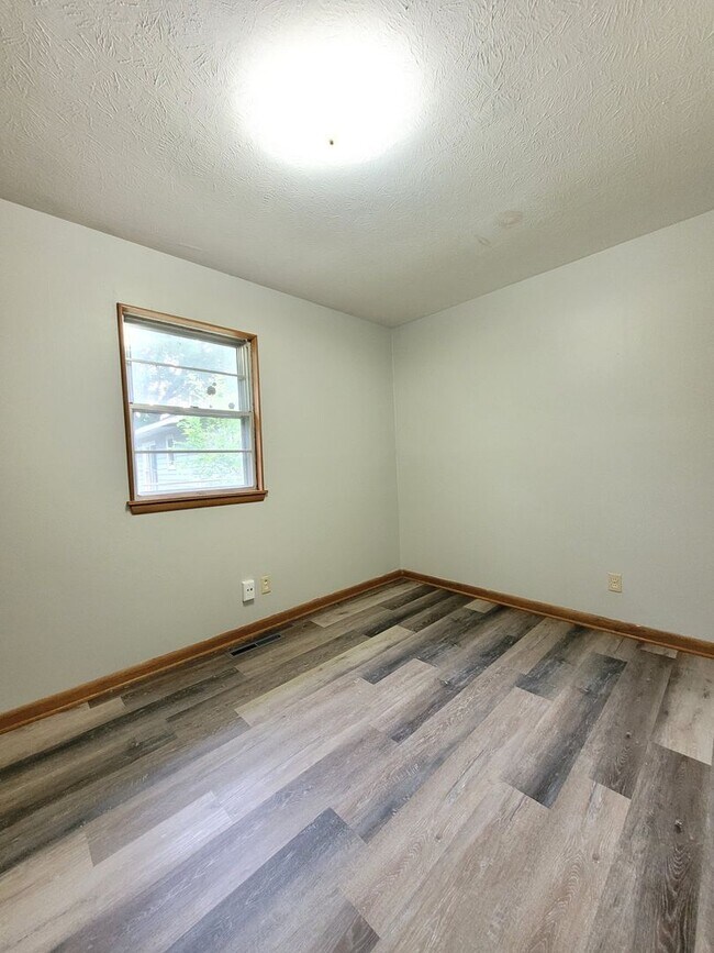 Building Photo - Move In Special! 4 Bedroom 1.5 Bath house!
