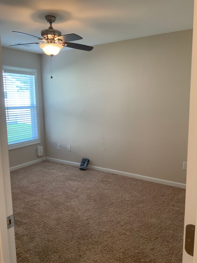 Building Photo - Move in ready home in New Bern