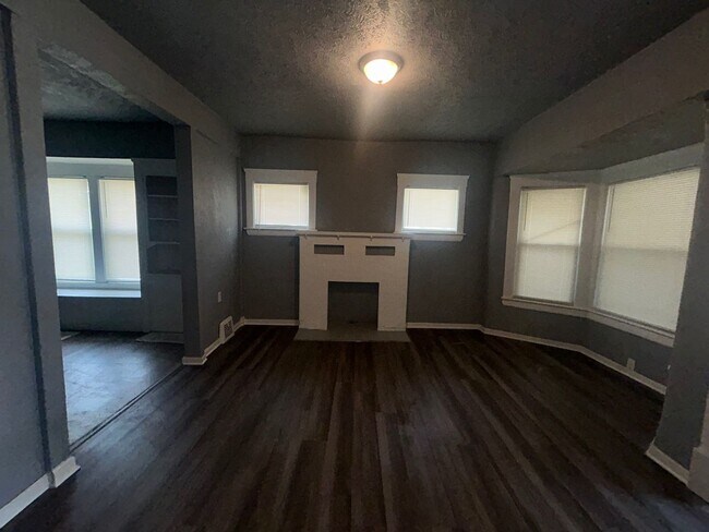 Building Photo - Charming 3-Bedroom Property in Prime Location