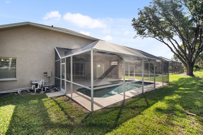 Building Photo - Enjoy the luxury living in Kingshyre, a hi...