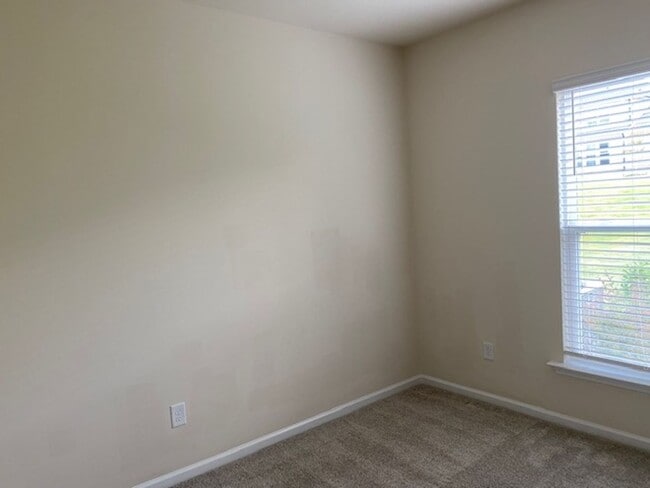 Building Photo - 439 Parlier Dr