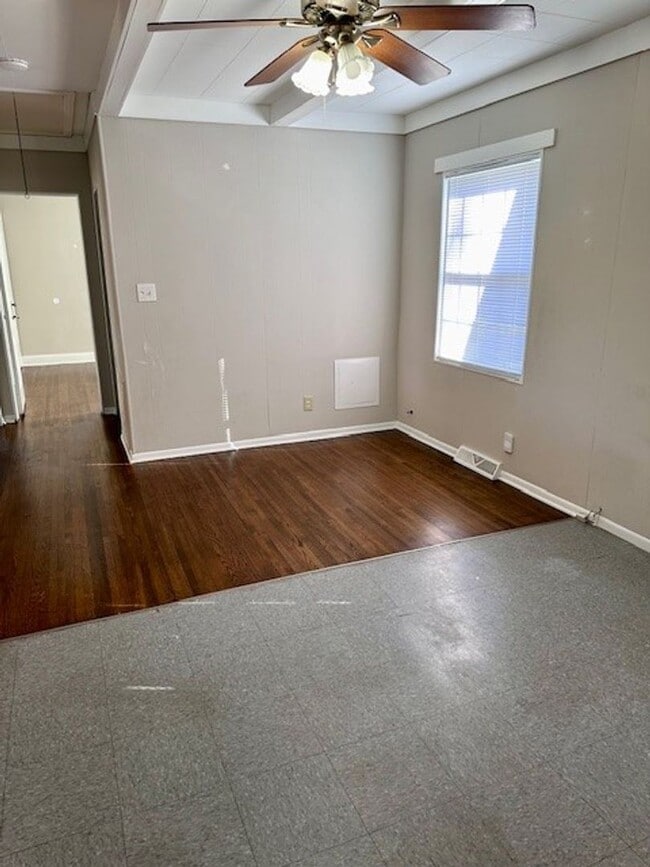 Building Photo - Won't LAST 2 Bedroom 1 bath Home with BONU...