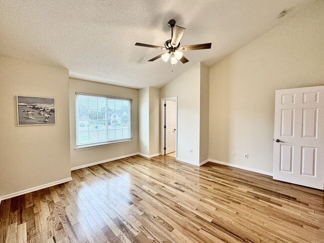 Building Photo - 4-Bedroom Home in Rock Creek Available NOW...