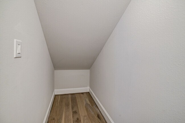 Building Photo - Stunning Modern Townhome in Central Location!